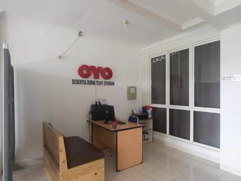 Oyo 3049 Scientia Dormitory Syariah Tangerang Buitenkant foto
