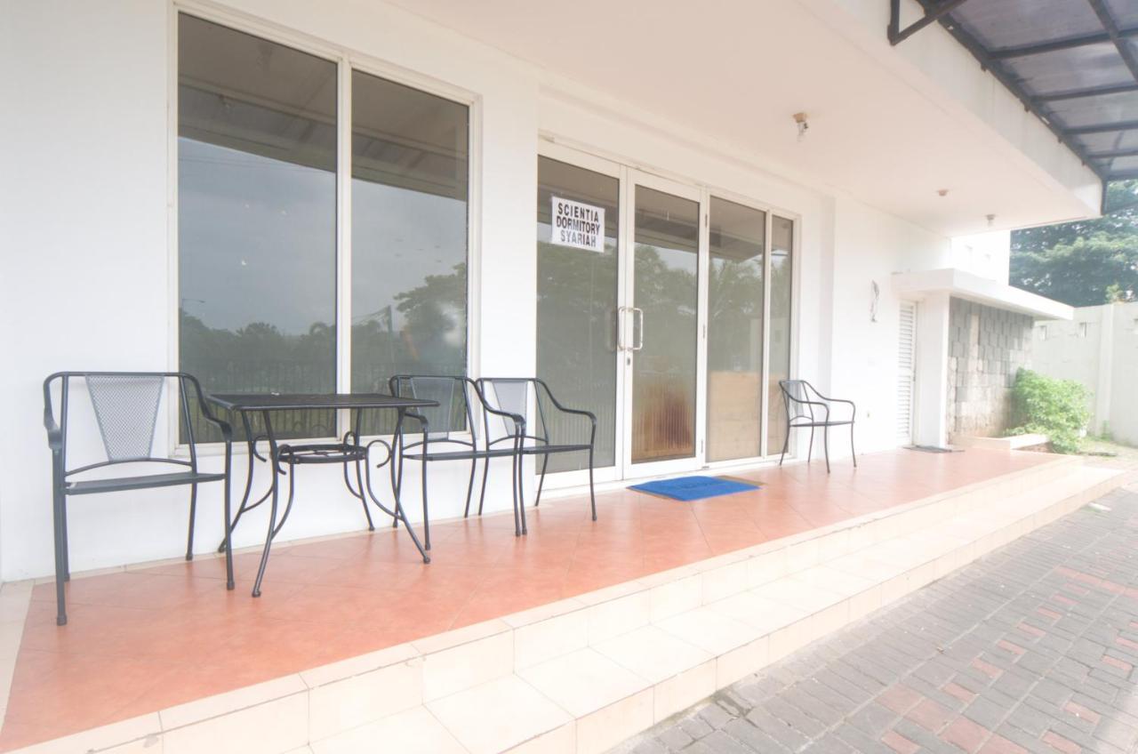 Oyo 3049 Scientia Dormitory Syariah Tangerang Buitenkant foto