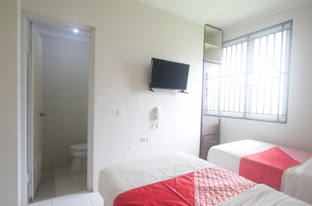 Oyo 3049 Scientia Dormitory Syariah Tangerang Buitenkant foto