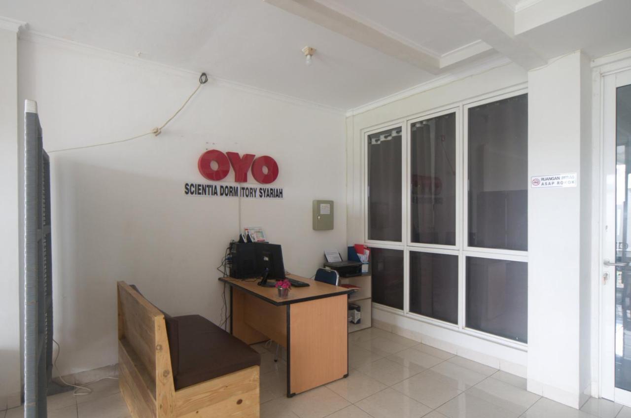 Oyo 3049 Scientia Dormitory Syariah Tangerang Buitenkant foto