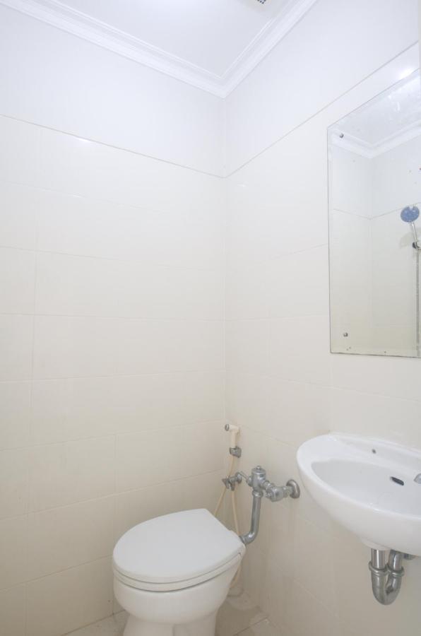 Oyo 3049 Scientia Dormitory Syariah Tangerang Buitenkant foto