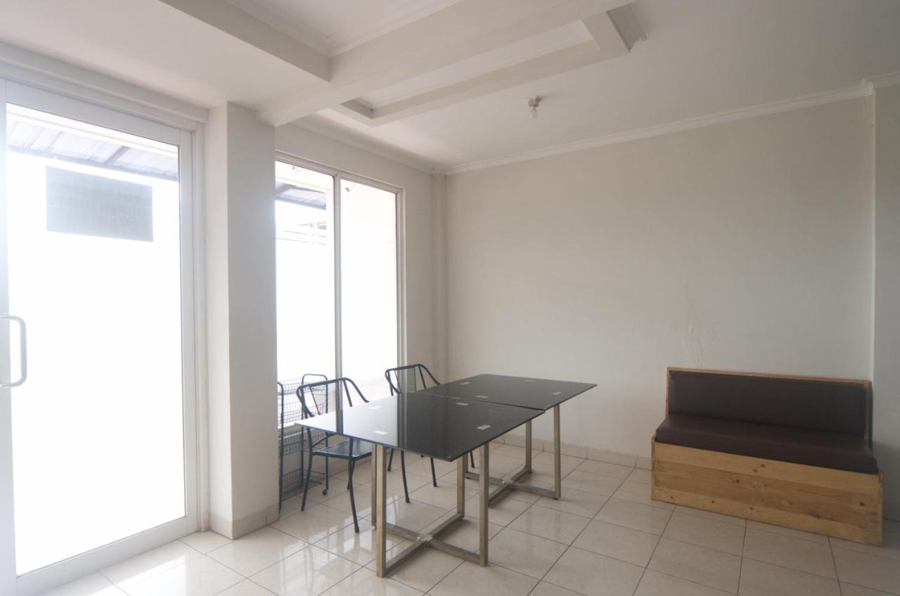 Oyo 3049 Scientia Dormitory Syariah Tangerang Buitenkant foto