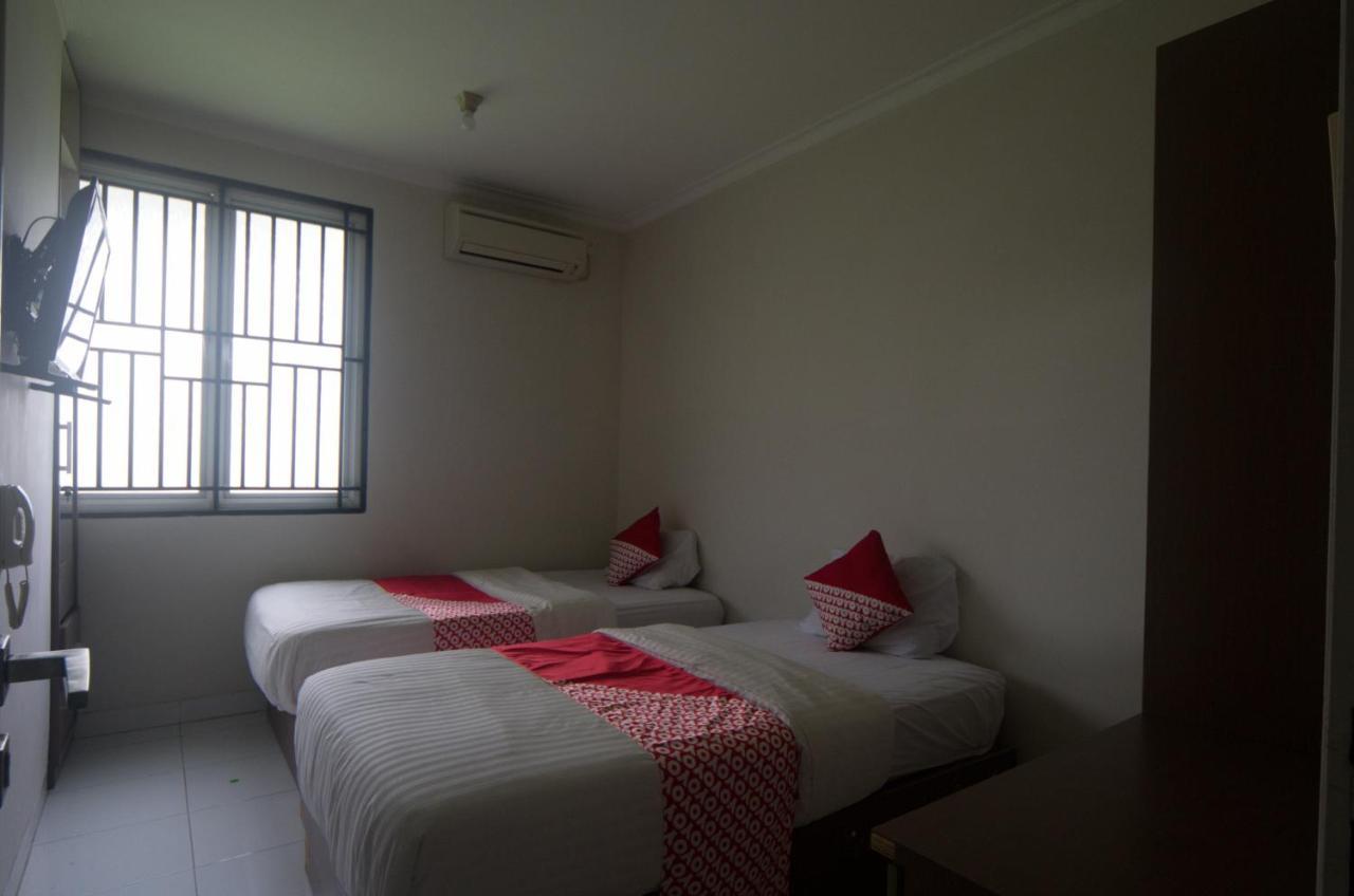 Oyo 3049 Scientia Dormitory Syariah Tangerang Buitenkant foto