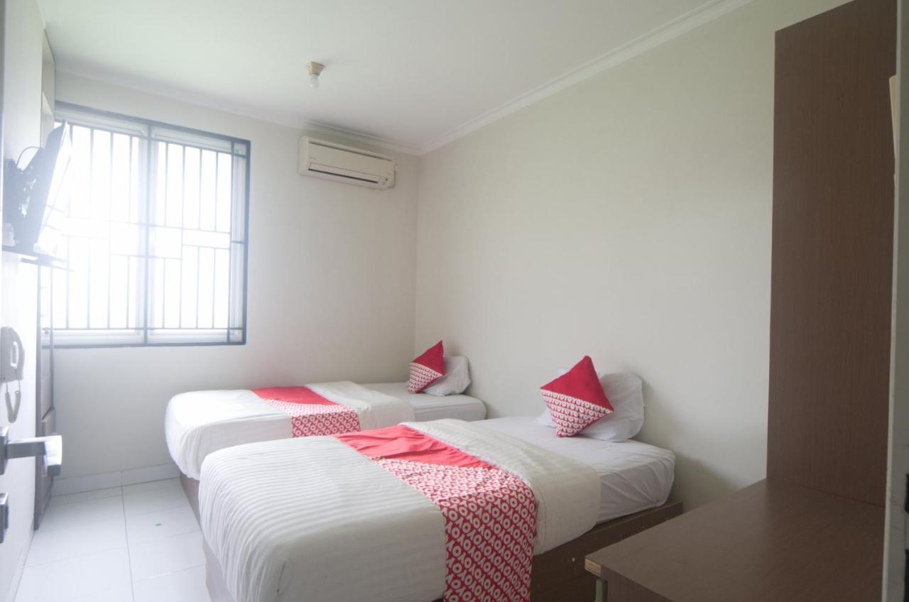 Oyo 3049 Scientia Dormitory Syariah Tangerang Buitenkant foto