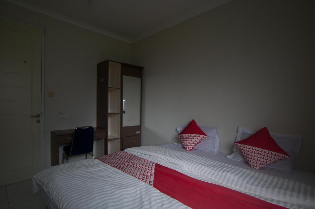 Oyo 3049 Scientia Dormitory Syariah Tangerang Buitenkant foto