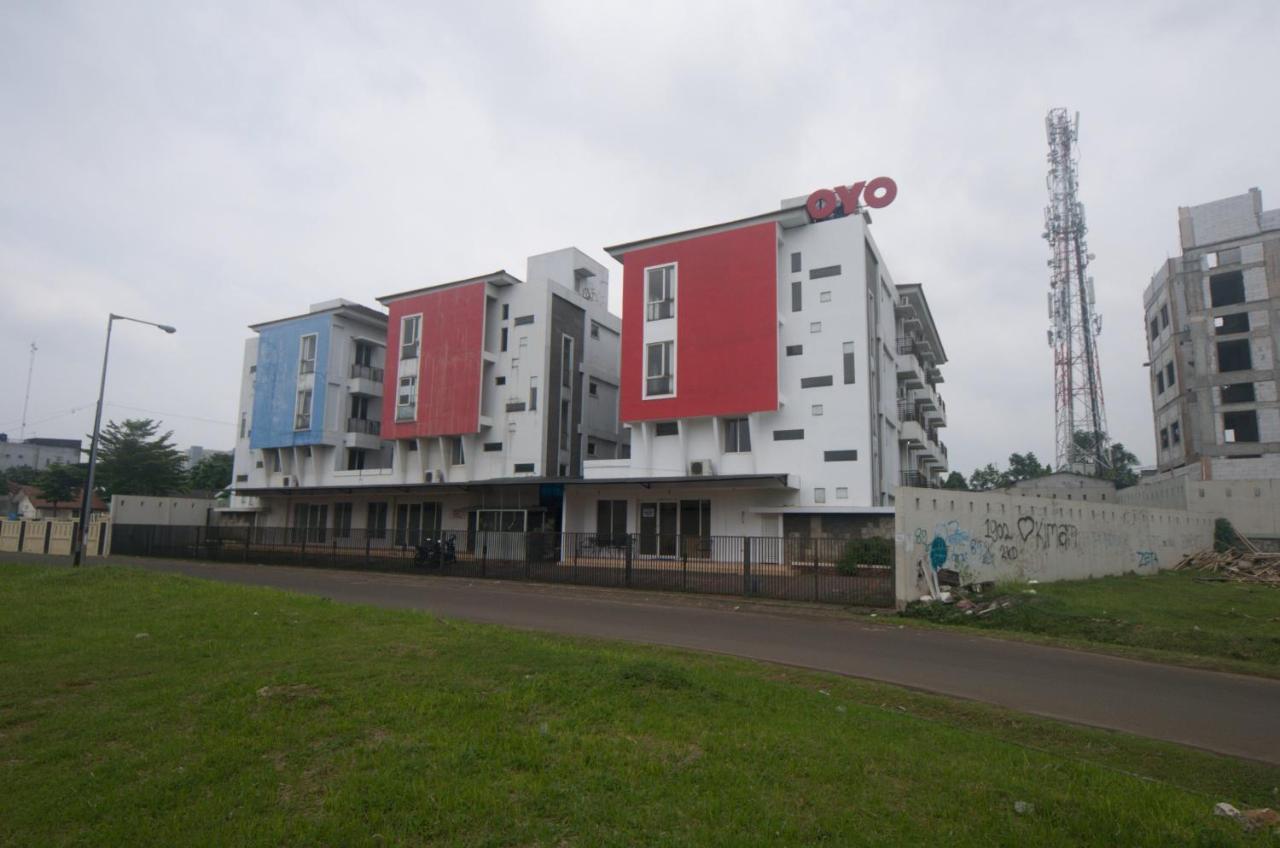 Oyo 3049 Scientia Dormitory Syariah Tangerang Buitenkant foto