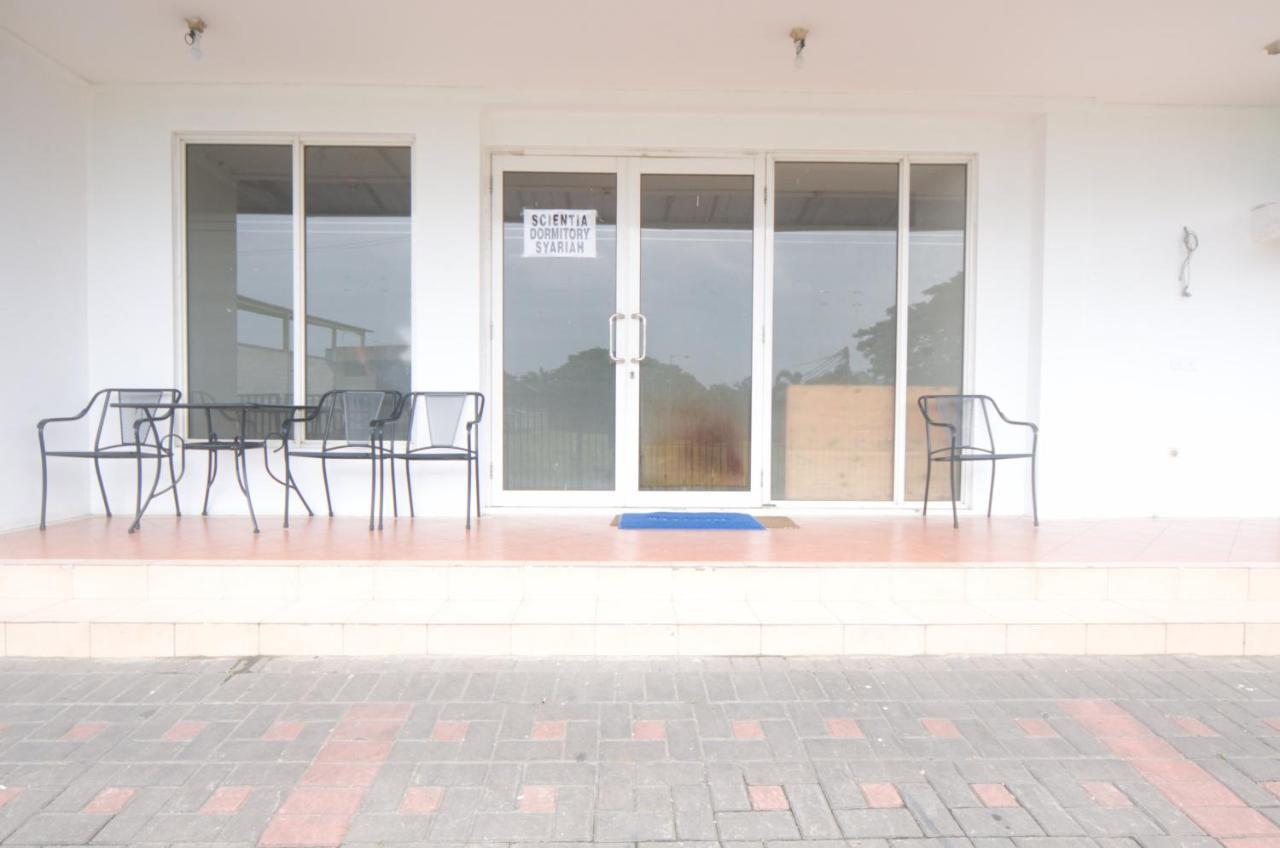 Oyo 3049 Scientia Dormitory Syariah Tangerang Buitenkant foto